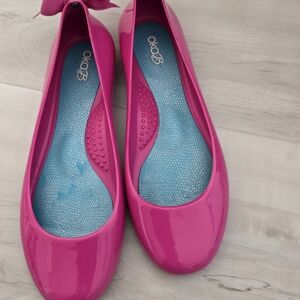 Okab Women's Vibrant Pink Loafers